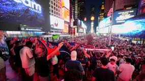 Les supporters du PSG à Times Square le 11 juillet 2025.