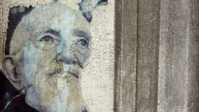 Un portrait de l'abbé Pierre sur le mur d'un bâtiment occupé par des sans-abri à Paris, en octobre 2007