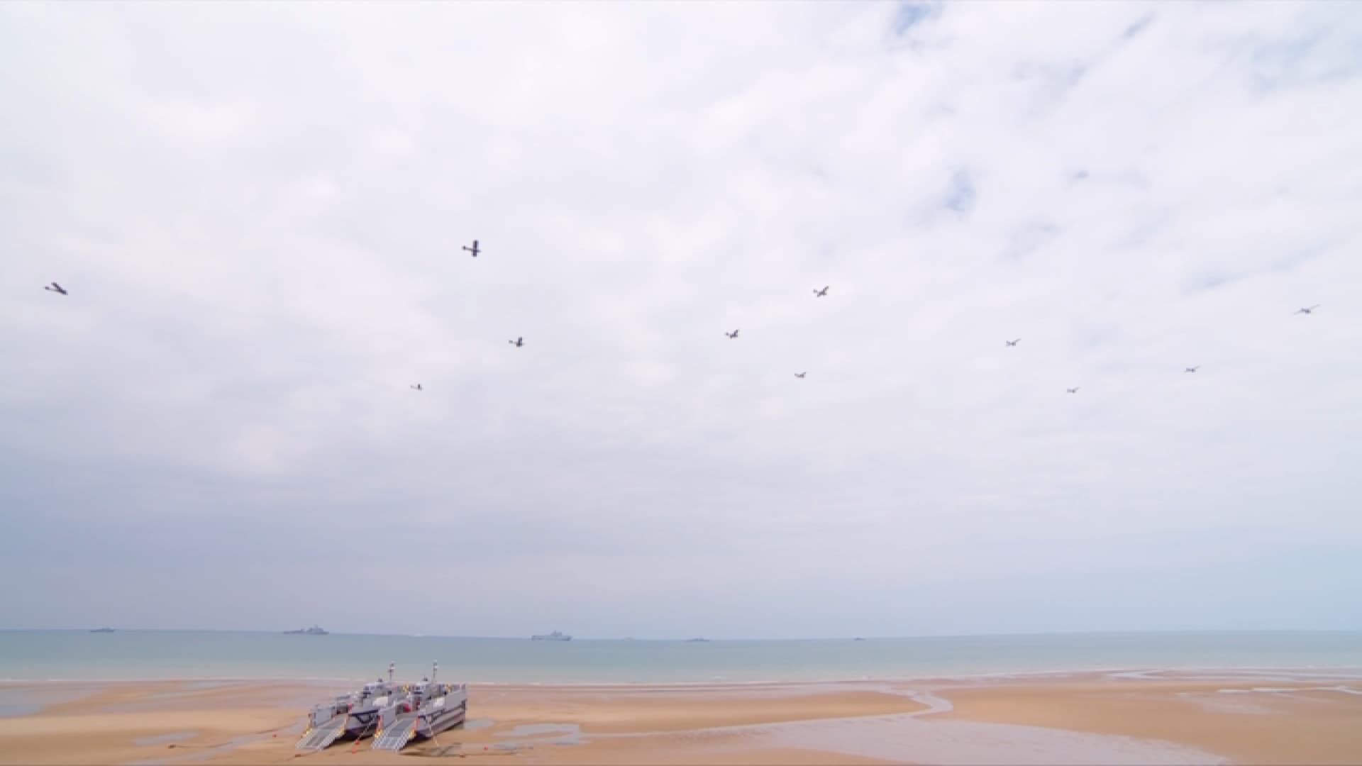 Un défilé aérien survole la tribune des invités sur la plage d'Omaha Beach avant le début officiel des commémorations le 6 juin 2024. Un défilé aérien survole la tribune des invités sur la plage d'Omaha Beach avant le début officiel des commémorations le 6 juin 2024.