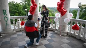 Un homme fait sa demande en mariage dans un parc de Chisinau (Moldavie), le 29 mai 2023.