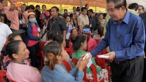 Le Premier ministre cambodgien Hun Sen distribue des enveloppes à des ouvrières enceintes, le 30 août 2017 près de Phnom Penh