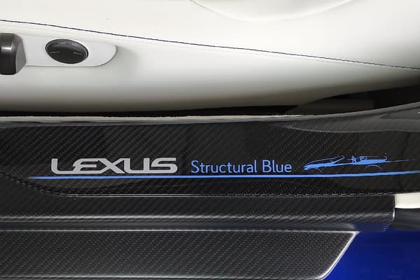 Ce cabriolet dispose d'une teinte inédite qui lui est réservé: le "Structural Blue".