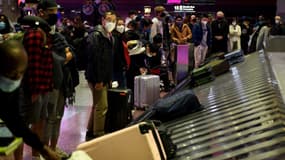 Des passagers attendent pour récupérer leurs bagages, à l'aéroport international Harry Reid de Las Vegas aux Etats-Unis, le 2 janvier 2022