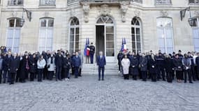 Une minute de silence observée à Matignon, le 23 décembre 2024, lors de la journée de deuil national en hommage des victimes du cyclone qui a dévasté Mayotte