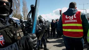 Forces de l'ordre et grévistes se font face devant la raffinerie TotalEnergies de Gonfreville-L'Orcher, en Seine-Maritime, le 24 mars 2023
