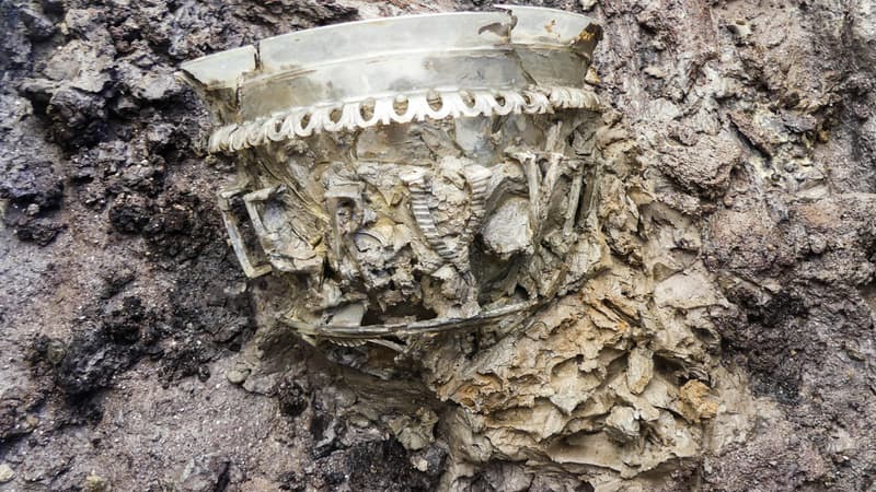 Un vase "exceptionnel" en verre ouvragé de la fin de l'époque romaine a été mis au jour à Autun, en Saône-et-Loire