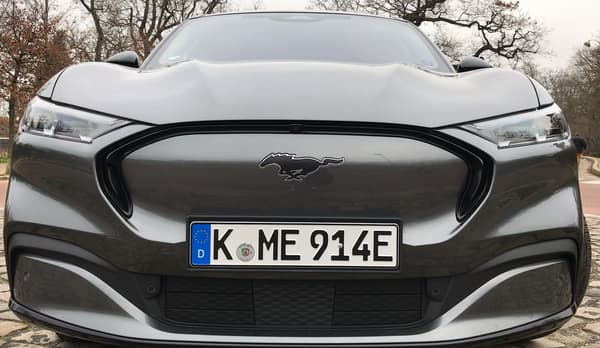 La calandre, le capot nervuré de la Ford Mustang Mach-E, tout comme les feux à l'arrière ou la ligne plongeante sont autant de clins d'oeil à la Mustang à moteur thermique. La calandre, le capot nervuré de la Ford Mustang Mach-E, tout comme les feux à l'arrière ou la ligne plongeante sont autant de clins d'oeil à la Mustang à moteur thermique.