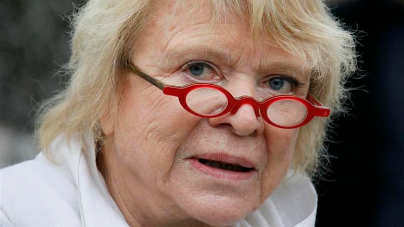 La candidate d'Europe Ecologie-Les Verts, Eva Joly, à l'origine d'un cafouillage dans l'opposition, a exclu jeudi lors d'un déplacement en Bourgogne, de se retirer de la compétition tout en admettant avoir été "rugueuse" envers le Parti socialiste. /Photo