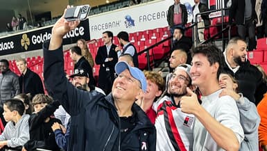 John Textor prend des photos avec des fans de Molenbeek en 2024