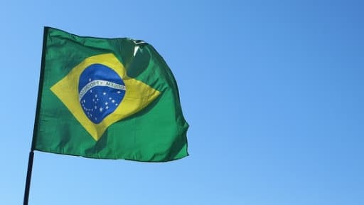 Le Brésil tente de sauver sa monnaie qui chute sur les marchés face au dollar.