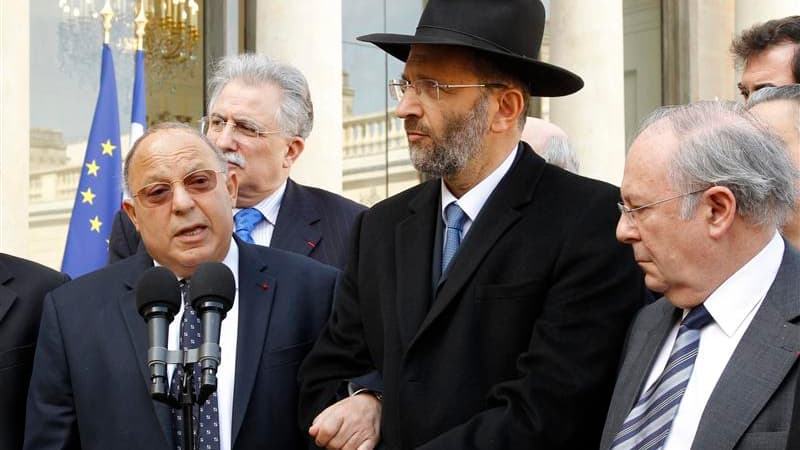 De gauche à droite, le recteur de la mosquée de Paris Dalil Boubakeur, le grand rabbin de France Gilles Bernheim, et le président du Crif Richard Prasquier, à l'Elysée. Les responsables des communautés juive et musulmane mettent contre tout amalgame ou ex