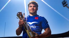 Antoine Dupont avec le trophée de meilleur joueur du Tournoi des VI Nations 2023