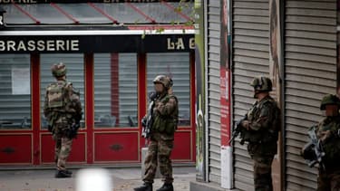 Les soldats sont positionnés dans le périmètre où se déroule l'assaut visant Abdelhamid Abaaoud.