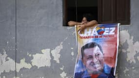 A Caracas, lors du passage de la procession funèbre de la dépouille de l'ancien président vénézuélien Hugo Chavez à travers les rues de la capitale vendredi. Le corps du "Comandante", décédé le 5 mars des suites d'un cancer, ne sera finalement pas embaumé