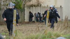 Des jeunes interpellés agenouillés à Mantes-la-Jolie, le 6 décembre 2018. 