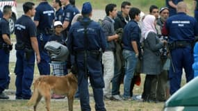 Des demandeurs d'asile, le 25 juin 2015 dans la ville hongroise de Röszke, à la frontière avec la Serbie