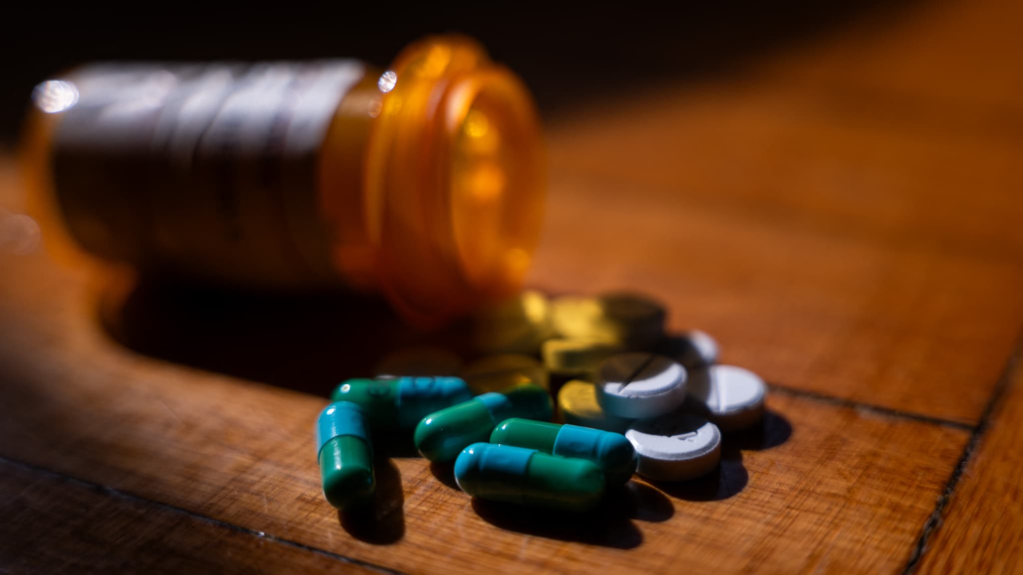 LES MÉDICAMENTS SONT 4 FOIS MOINS CHERS QU'AUX ETATS-UNIS: COMMENT L'OBSESSION FRANÇAISE DU PRIX PRIVE LES MALADES DES MÉDICAMENTS LES PLUS INNOVANTS