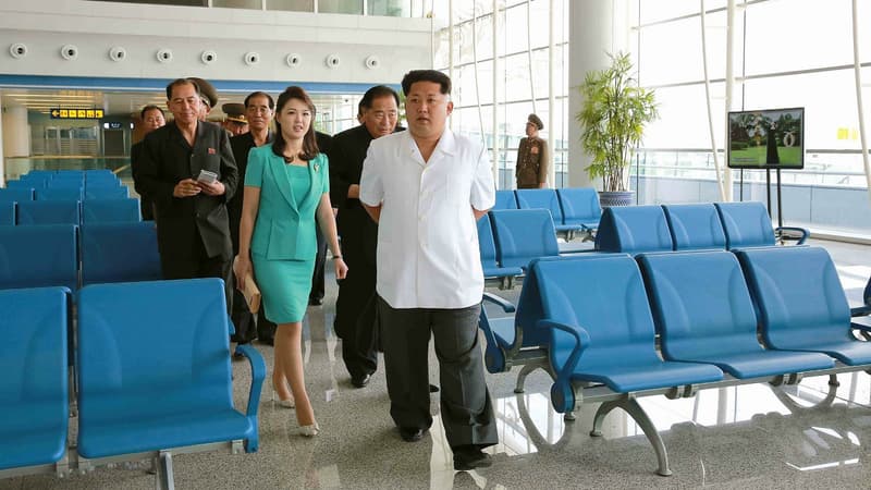 Kim Jong-Un et son épouse Ri Sol-Ju, visitant le nouveau terminal de l'aéroport international de Pyongyang 
