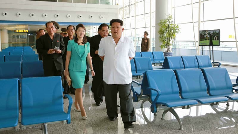 Kim Jong-Un et son épouse Ri Sol-Ju, visitant le nouveau terminal de l'aéroport international de Pyongyang