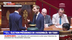 Le député François Piquemal (LFI-NFP) fait un chifoumi pour éviter de serrer la main au député RN Flavien Termet