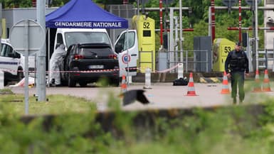 La police scientifique au péage d'Incarville, dans l'Eure, après l'attaque d'un fourgon pénitentiaire, le 14 mai 2024.
