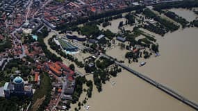 Le Danube River à Esztergom, à quelque 70 km à l'ouest de Budapest. La crue, qui a atteint un niveau record au cours de la nuit de dimanche à lundi dans la capitale hongroise avant de commencer à baisser dans la matinée, n'a pas provoqué de dégâts majeurs
