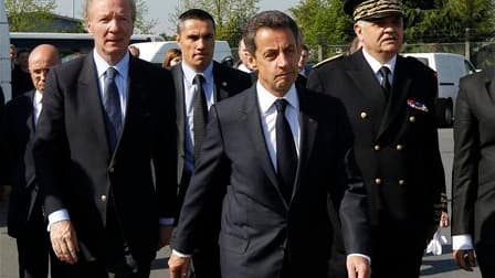 Nicolas Sarkozy, entouré du ministre de l'Intérieur Brice Hortefeux (à gauche) et du nouveau préfet de Seine-Saint-Denis, Christian Lambert (à droite). Après avoir visité un dépôt d'autobus à Tremblay-en-France, le président de la République a assuré que