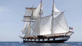 Une goélette au départ du port de Fécamp le 6 juin 2010
