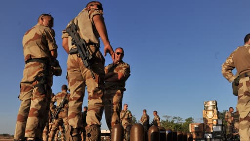 Des soldats français arrivant du Tchad à l'aéroport militaire de Bamako, le 14 janvier dernier.