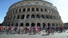 Les coureurs du Giro 2024 devant le Colisée