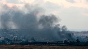 De la fumée s'élève dans le ciel après un raid israélien sur Gaza, ce 17 juillet.