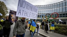 Des manifestants contre les athlètes russes et biélorusses aux JO 2024, à Lausanne le 25 mars 2023