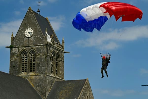 Un parachutiste au-dessus de Sainte-Mère-Eglise (Manche) le 5 juin 2024