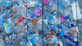 Une pile de plastiques à l'agence métropolitaine des déchets ménagers Syctom, à Paris, le 10 janvier 2023