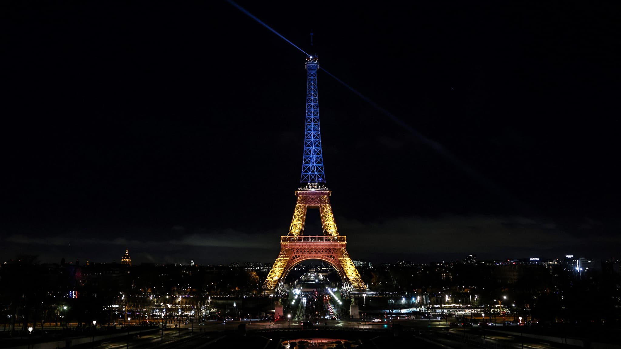 La Tour Eiffel illuminée aux couleurs du drapeau ukrainien pour marquer le troisième anniversaire de l'invasion de l'Ukraine par la Russie, à Paris, le 24 février 2025. La Tour Eiffel illuminée aux couleurs du drapeau ukrainien pour marquer le troisième anniversaire de l'invasion de l'Ukraine par la Russie, à Paris, le 24 février 2025.