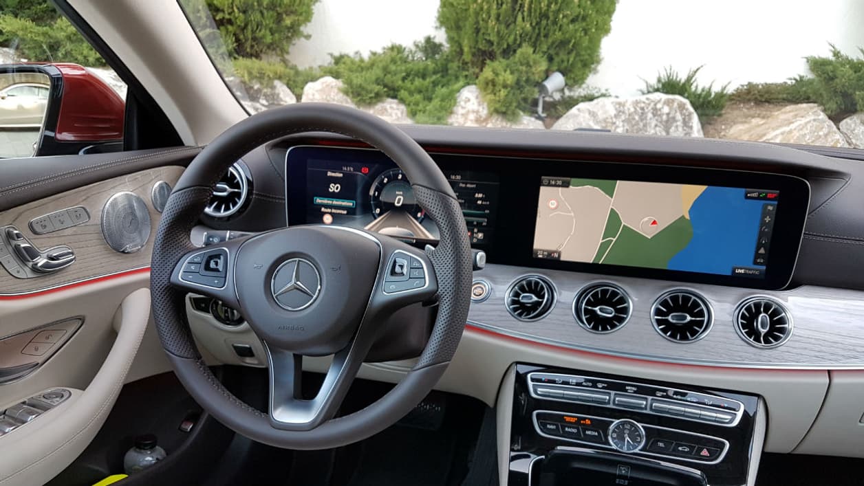 Réglages de sièges ultra-poussés, ambiance lumineuse, double écran tactile... le luxe est de mise dans cette Classe E Coupé. Réglages de sièges ultra-poussés, ambiance lumineuse, double écran tactile... le luxe est de mise dans cette Classe E Coupé.
