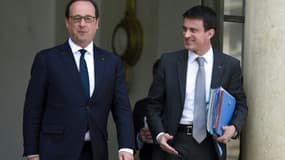 François Hollande et Manuel Valls quittent l'Elysée, le 13 mai 2015 à Paris