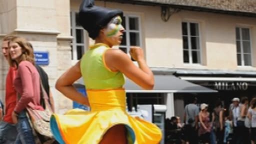 Festival transnational des artistes de la rue de Chalon.