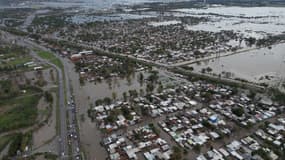 Vue aérienne d'une zone inondée à Zarate, province de Buenos Aires, le 17 mai 2025.