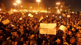 Place Tahrir, dans le centre du Caire. Les opposants à Hosni Moubarak ont passé une nouvelle nuit dans le centre du Caire lundi et ont promis de manifester jusqu'au départ du président égyptien dont le sort semble désormais dépendre de l'armée. /Photo pri