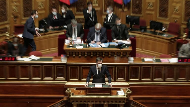 Le ministre de la Santé Olivier Véran au Sénat, à Paris, le 11 janvier 2022 pour l'examen du projet de loi instaurant le pass vaccinal
