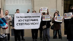 SOS Racisme a organisé un "bal anti-raciste" devant le siège du RN à Paris, le 24 mars 2024, pour dénoncer les propos de Marine Le Pen sur la possible participation de la chanteuse Aya Nakamura à l'ouverture des JO de Paris.