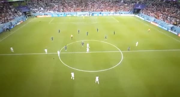 L'arbitre de France-Tunisie siffle la fin du match après avoir autorisé l'engagement