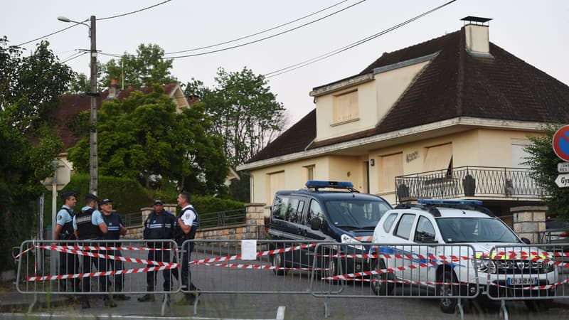 Police et gendarmerie devant le domicile des Daval, à Gray-la-Ville (Haute-Saône), le 17 juin 2019.