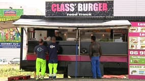 Le food truck "Class Burger", installé face à un restaurant McDonald's à Toulouse.