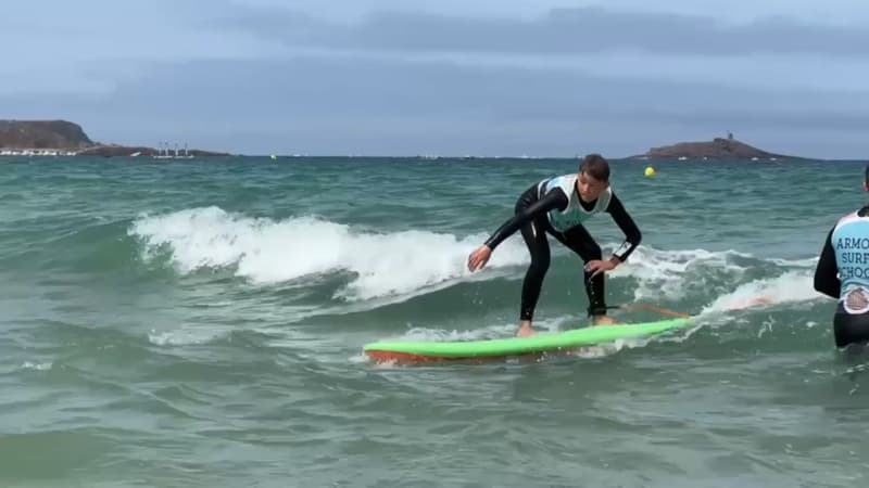 En Bretagne, de jeunes surfeurs tentent de reproduire les exploits de Kauli Vaast