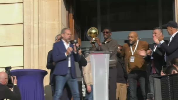 "UN VRAI EXEMPLE": OUSMANE DEMBÉLÉ A PRÉSENTÉ SON BALLON D’OR À ÉVREUX, LÀ OÙ TOUT A COMMENCÉ