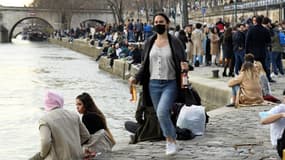 Des groupes d'amis se réunissant sur les quais de Seine par beau temps, le samedi 20 février 2021