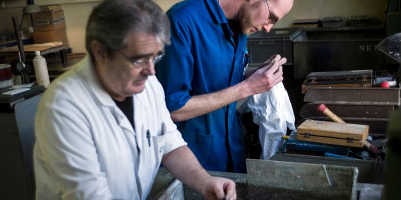 L'aide, de 5.000 euros pour la seule première année, sera réservée aux PME qui embauchent un apprenti préparant un diplôme équivalent Bac ou en-deçà (CAP, BEP, Brevet professionnel ou certains certificats).