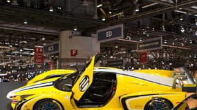 Dévoilée en 2015, au salon automobile de Genève (Suisse), la SCG 003 se décline en trois versions : compétition, route et une version hybride, aussi bien homologuée pour la route que pour la piste. C'est cette version qui pourra être assemblée en kit. 